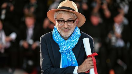 Le cinéaste Elia Suleiman après la cérémonie de clôture. Il reçoit une mention spéciale du jury pour son nouveau film&nbsp;It Must Be Heaven. (ALBERTO PIZZOLI / AFP)