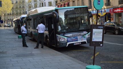 Deux chauffeurs devant leurs cars de la RATP à Paris. (VICTOR VASSEUR / RADIO FRANCE)