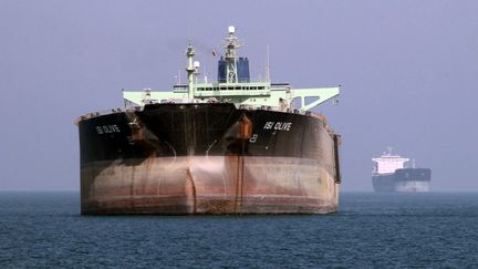 Un p&eacute;trolier dans le port de Bandar Abbas, au sud de l'Iran, le 2 juillet 2012. (ATTA KENARE / AFP)