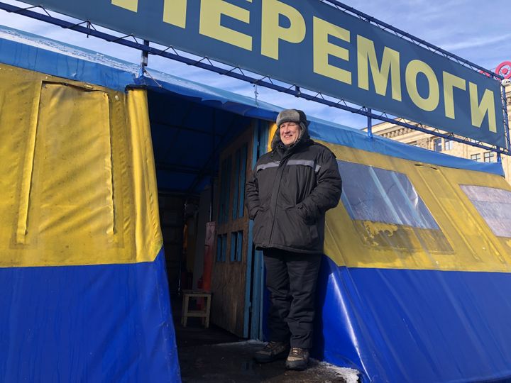 Boris Redin, devant la tente&nbsp;du mouvement d'insurrection Euromaïdan,&nbsp;à Kharkiv (Ukraine), le 1er février 2022. (RAPHAEL GODET / FRANCEINFO)