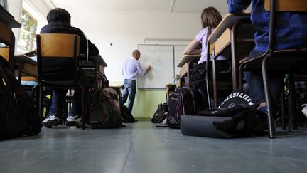 Un enseignant dans une salle de classe. (DAMIEN MEYER / AFP)