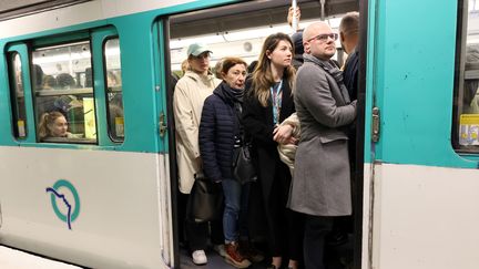 Dans le métro parisien, la pollution de l'air est près de cinq fois supérieure aux recommandations de l'Organisation Mondiale de la Santé. (DELPHINE GOLDSZTEJN / MAXPPP)