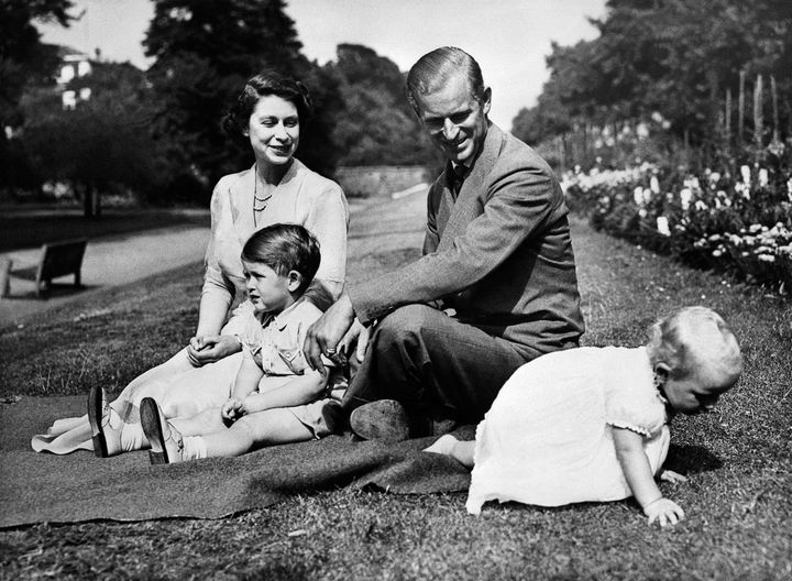 Le prince Philip, la reine Elizabeth II, le prince Charles et la princesse Anne enfants. Photo non datée. (AFP)