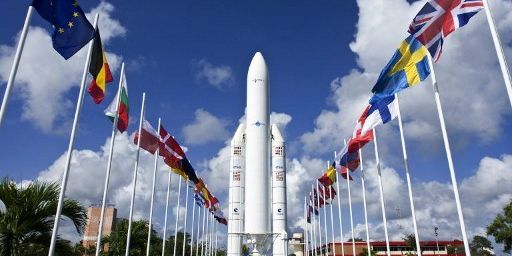 La fusée Ariane 5 entourée des drapeaux des pays membres de l'ESA, à l'entrée du centre spatial de Kourou (17-12-08). (AFP PHOTO / JODY AMIET)