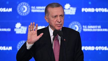 Le président turc Recep Tayyip Erdogan en déplacement dans une usine automobile à Kocaeli (Turquie), le 4 novembre 2023. (ARIF HUDAVERDI YAMAN / ANADOLU / AFP)