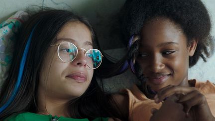 Fathia Youssouf (à droite) et Medina El Aidi (à gauche) jouent deux adolescentes de onze ans dans le film&nbsp;Mignonnes.&nbsp; (BIEN OU BIEN PRODUCTIONS 2018)