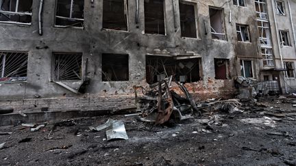 Un immeuble détruit dans la ville de Soudja, dans la région de Koursk, où l'armée ukrainienne mène une incursion contre des territoires contrôlés par la Russie. (YAN DOBRONOSOV / AFP)