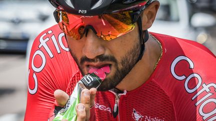 Déçu et frustré, Nacer Bouhanni n'a pas réussi à disputer le sprint final lors de cette 16e étape.  (LIONEL BONAVENTURE / AFP)