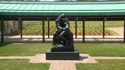 Une sculpture en bronze du Baiser de Rodin est exposée au Domaine&nbsp;Faiveley à Nuits-Saint-Georges (Côte d'Or) (France BFC)