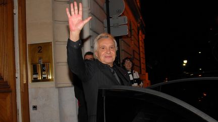 Michel Sardou, le 15 novembre 2011, &agrave; la sortie de l'ambassade d'Irlande en France, o&ugrave; lui ont &eacute;t&eacute; remises les cl&eacute;s du Connemara. ( SIPA)