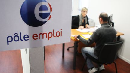 Un entretien &agrave; l'agence P&ocirc;le emploi de Langon (Gironde), le 7 d&eacute;cembre 2011. (MAXPPP)