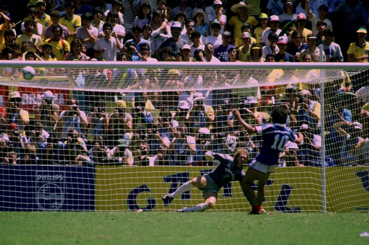 Michel Platini manque son penalty face au Brésil, en quart de finale de la Coupe du monde, le 21 juin 1986 à Guadalajara (Mexique). (AI PROJECT / X06515 / REUTERS)