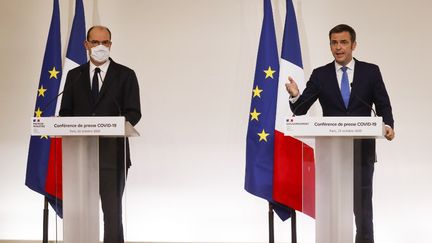 Jean Castex et Olivier Véran lors d'une conférence de presse à Paris, le 22 octobre 2020. (LUDOVIC MARIN / AFP)