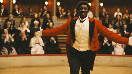 Omar Sy dans "Chocolat"
 (2015 Mandarin Cinéma - Gaumont / Julian Torres)