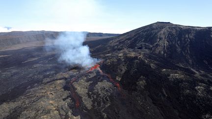 Le Piton de la Fournaise en éruption, le 15 septembre 2018, à la Réunion. (RICHARD BOUHET / AFP)