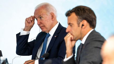 Joe Biden et Emmanuel Macron, le 13 juin 2021 lors d'un sommet du G7 à Carbis Bay (Royaume-Uni). (DOUG MILLS / POOL)