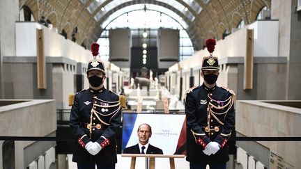 Un Livre d'or est mis à disposition du public au Musée d'Orsay pour rendre hommage à&nbsp;Valéry Giscard d'Estaing le 9 decembre 2020, journée de deuil national. (STEPHANE DE SAKUTIN / POOL)