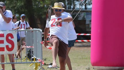 17e championnat de lancer de tongs à Hourtin (Gironde) le 4 août 2019. (COTTEREAU FABIEN / MAXPPP)