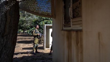 Un soldat patrouille dans le kibboutz Nir Oz, en Israël, le 30 octobre 2023. (DIMA VAZINOVICH / MIDDLE EAST IMAGES / AFP)