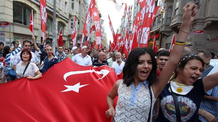 Des manifestants d&eacute;filent dans les rues d'Istanbul (Turquie), le 2 juin 2013, pour protester contre le pouvoir en place.&nbsp; (THANASSIS STAVRAKIS / AP / SIPA)