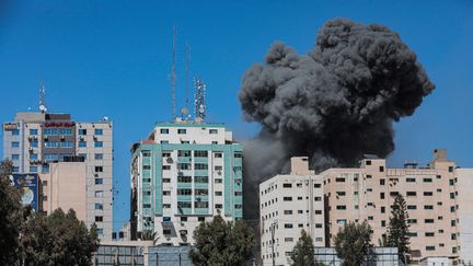 L'immeuble abritant les locaux des médias Al-Jazeera et Associated Press à Gaza est détruit par une frappe israélienne, le 15 mai 2021. (MOMEN FAIZ / NURPHOTO / AFP)