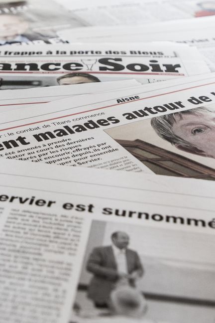 Des coupures de journaux qui consacrent des articles au Mediator, photographiées le 10 septembre 2019. (VIOLAINE JAUSSENT / FRANCEINFO)