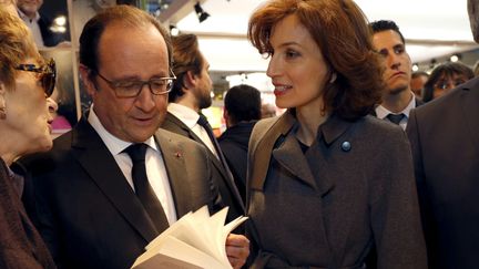 François Hollande et Audrey Azoulay, ministre de la Culture, au Salon du livre, à Paris, le 16 mars 2016. (PHILIPPE WOJAZER / POOL)