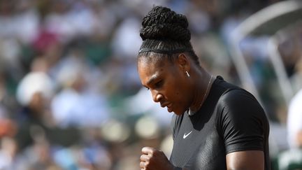 Serena Williams lors d'un match du tournoi de Roland-Garros contre Kristyna Pliskova, le 29 mai 2018, à Paris. (CHRISTOPHE SIMON / AFP)