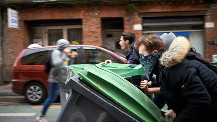 Des lycéens dressent des barricades&nbsp;devant un lycée à Toulouse (Haute-Garonne), le 4 décembre 2018. (ALAIN PITTON / AFP)