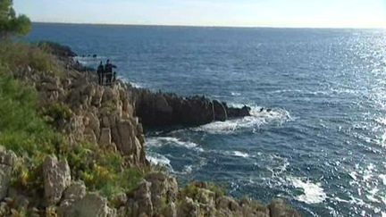 C'est &agrave; cet endroit du cap d'Antibes qu'ont &eacute;t&eacute; retrouv&eacute;s des ossements, dans la mer, par six m&egrave;tres de fond, le 10 f&eacute;vrier 2013.&nbsp; ( FRANCE 3 CÔTE D'AZUR)