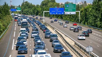 Des embouteillages sur l'autoroute A7, le 8 juillet 2023 près de Valence (Drôme). (NICOLAS GUYONNET / HANS LUCAS / AFP)