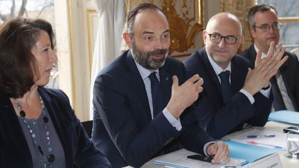 Le Premier ministre Edouard Philippe, et ses ministres Agnès Buzyn et Laurent Pietraszewski, lors d'une réunion avec les partenaires sociaux à Matignon, le 10 janvier 2022. (CHARLES PLATIAU / POOL)