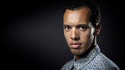 Gaël Faye lors d'une séance photo le 13 septembre à Paris. (JOEL SAGET / AFP)