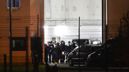 Michaël Chiolo et sa femme se sont retranchés pendant près de dix heures au sein de l'unité de vie familiale (UVF) de l'établissement pénitentier de Condé-sur-Sarthe (Orne), le 5 mars 2019. (JEAN-FRANCOIS MONIER / AFP)