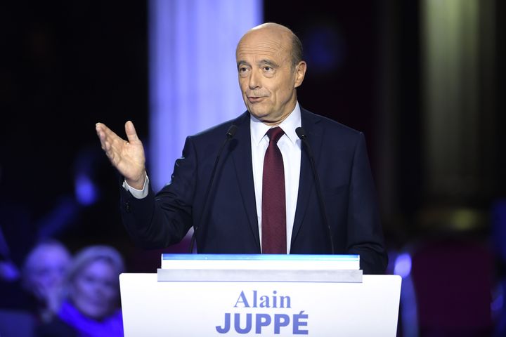 Alain Juppé lors du deuxième débat télévisé entre les candidats à la primaire à droite, le 3 novembre 2016. (ERIC FEFERBERG / AFP)