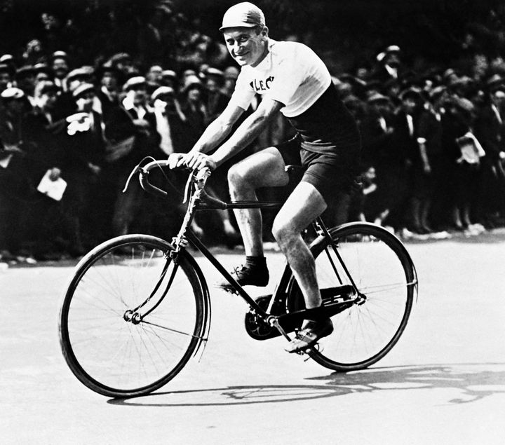 Photo prise dans les années 1920 du cycliste français Henri Pélissier, vainqueur du Tour de France cycliste 1923. (AFP)