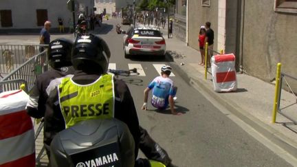 Lancé à fond dans une descente pour revenir sur la queue du peloton, l'expérimenté Australien Jack Bauer est surpris par un rétrécissement et condamner à heurter de plein fouet l'arrière de la voiture de la UAE Team Emirates. Le coureur de la Bikeexchange-Jayco remonte sur son vélo et se fait soigner par le véhicule médical, tout comme Nils Eekhoff, lui aussi propulsé au sol juste après le rétrécissement.