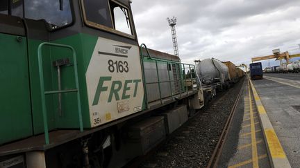 Un train de fret à la gare Saint-Charles International de Perpignan (Pyrénées-Orientales), le 30 novembre 2009. (DAMOURETTE/SIPA)