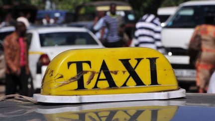 Un taxi traditionnel attend des clients dans une rue du centre de Nairobi le, 4 février 2016. (Photo AFP/Simon Maïna)