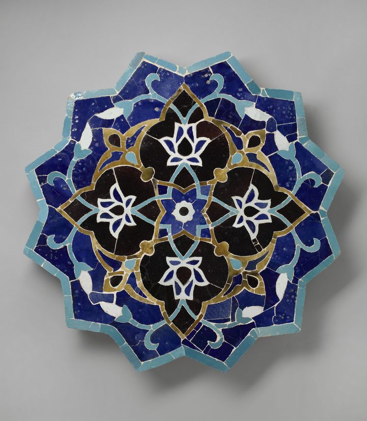 Panneau&nbsp;de revêtement. Iran. Fin XIVe - XVe siècle, mosaïque de céramique&nbsp;Paris, musée du Louvre,&nbsp;département des&nbsp;Arts de l’Islam, dépôt&nbsp;du Musée des Arts&nbsp;Décoratifs. (Musée du Louvre, Dist. RMNGrand Palais / Raphaël Chipault)