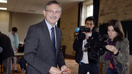 Jean-Louis Costes vote, le 23 juin 2013, &agrave; Fumel (Lot-et-Garonne). (JEAN-PIERRE MULLER / AFP)