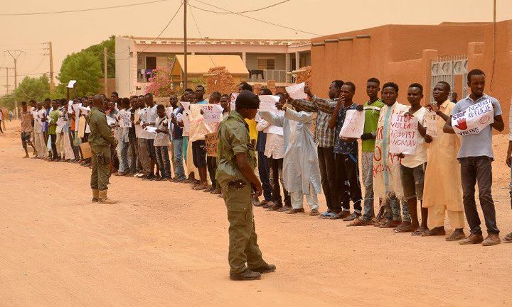 La protestation de migrants contre les violences subies par des réfugiés à Agadez au Niger. Cette manifestation a lieu le jour de la visite du répresentant du HCR. (21 juin 2018). (BOUREIMA HAMA / AFP)