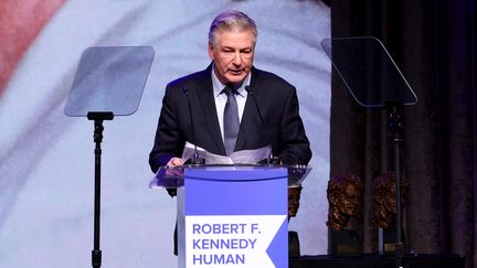 Le comédien américain Alec Baldwin à New York (Etats-Unis), le 6 décembre 2023. (MIKE COPPOLA / GETTY IMAGES NORTH AMERICA / AFP)