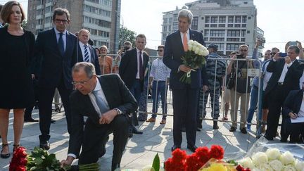 Le secrétaire d'Etat américain, John Kerry et son homologue russe, Sergueï Lavrov, déposent des fleurs devant l'ambassade de France à Moscou, le 15 juillet 2016, à la mémoire des victimes de l'attaque terroriste, la veille, à Nice. (Eugene Odinokov/Sputnik/AFP)