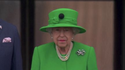 Reine Elizabeth II : une apparition majestueuse pour la dernière journée de son jubilé