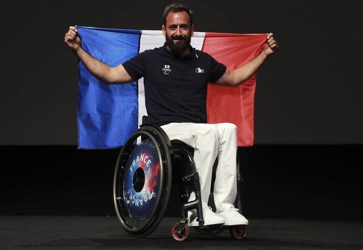 Michaël Jérémiasz, le porte-drapeau de la délégation française aux Jeux paralympiques de Rio, pose à Paris, le 19 juillet 2016. (JACQUES DEMARTHON / AFP)