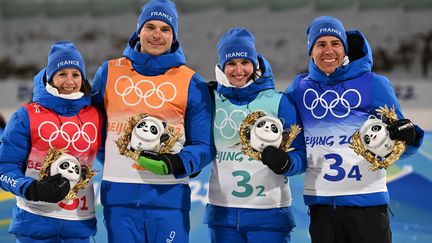 Anaïs Chevalier-Bouchet, Julia Simon, Emilien Jacquelin et Quentin Fillon-Maillet ont remporté la médaille d'argent sur le relai mixte du biathlon, aux Jeux olympiques de Pékin, samedi 5 février 2022. (JULIEN CROSNIER / AFP)