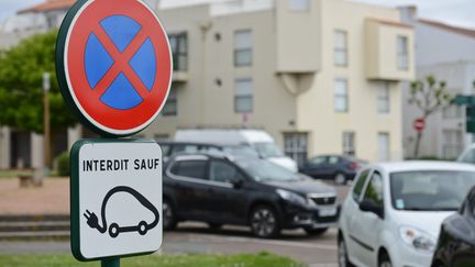 Un panneau de signalisation en faveur du stationnement pour les véhicules électriques. Image d'illustration.&nbsp; (JEAN-LUC FL?MAL / MAXPPP)