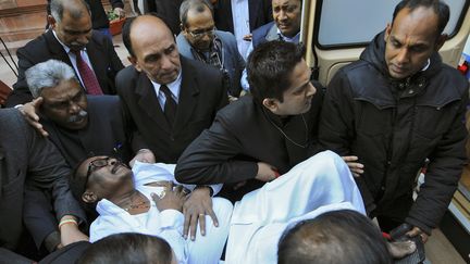 Un d&eacute;put&eacute; indien bless&eacute; pendant les &eacute;chauffour&eacute;es qui ont eu lieu dans la chambre basse du Parlement, &agrave; New Dehli, le 13 f&eacute;vrier 2014.&nbsp; ( ADNAN ABIDI / REUTERS)