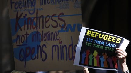  ("Laissez entrer les réfugiés" proclame cette affichette © REUTERS | David Gray)